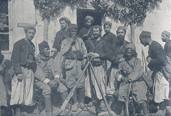 Tirailleurs marocains et zouaves au cantonnement