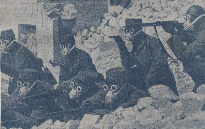 Soldats français équipés de masque à gaz
