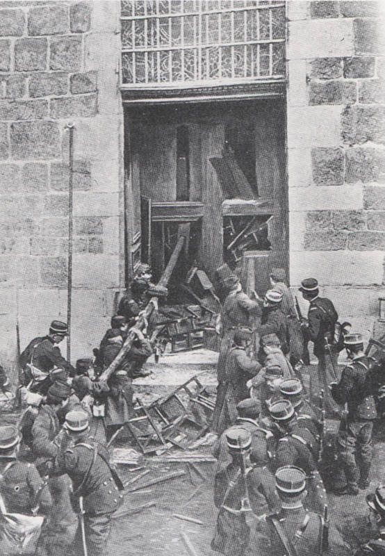 L'armée enfonce la porte de l'église d'Yssingeaux