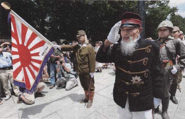 Japonais honorant leurs morts de la guerre au santcuaire de Yasukuni