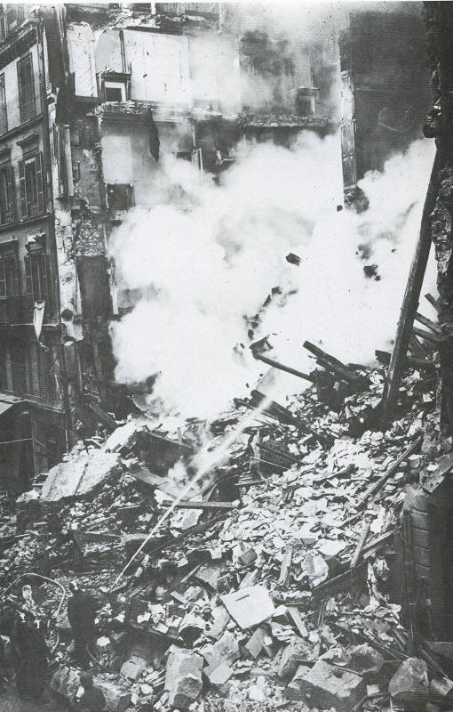 Immeuble parisien en feu suite au bombardement de la grosse Bertha