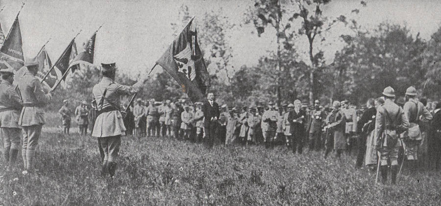 Remise de drapeaux à la première division de l'armée polonaise autonome