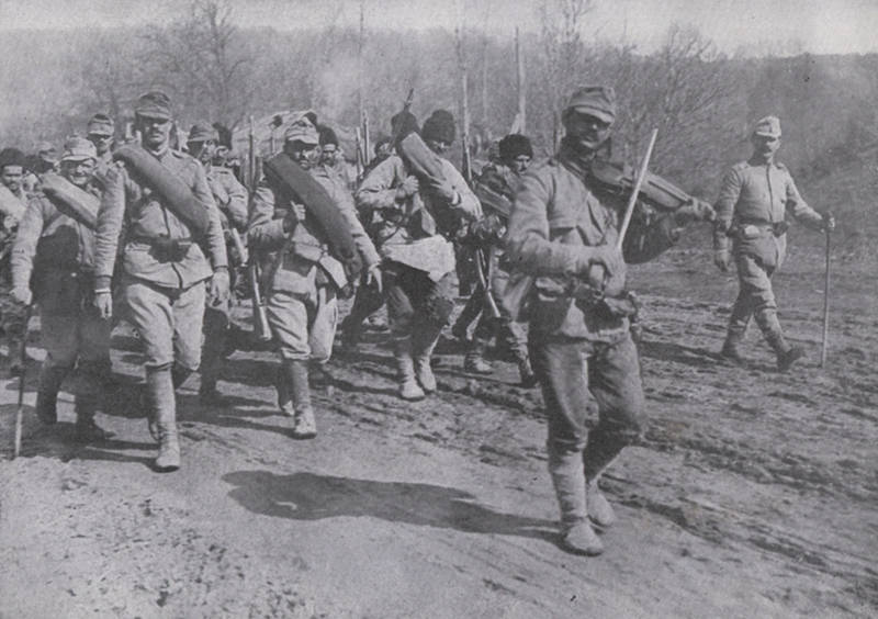 Soldats roumains partant pour le front
