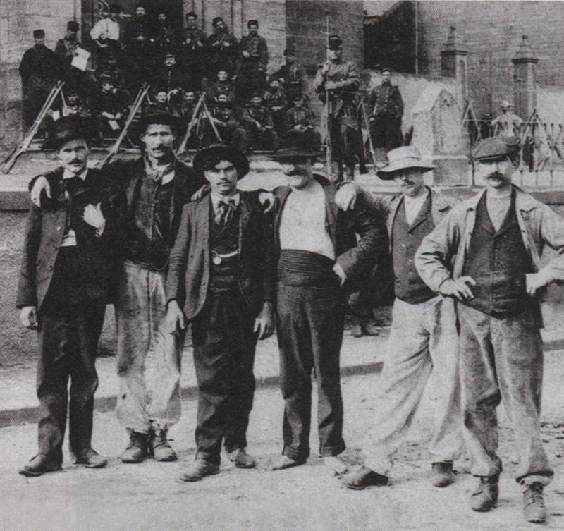 Ouvriers grévistes devant les faisceaux de l'infanterie