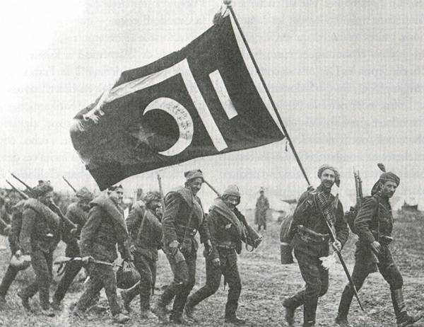soldats turcs brandissant leurs drapeaux